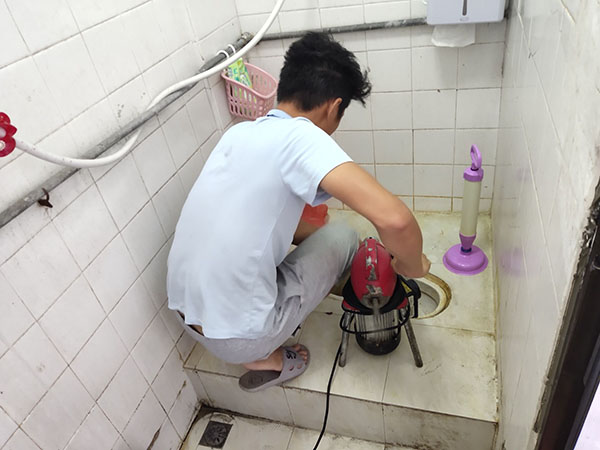 巩义管道堵塞冒臭气 专业师傅现场解决问题